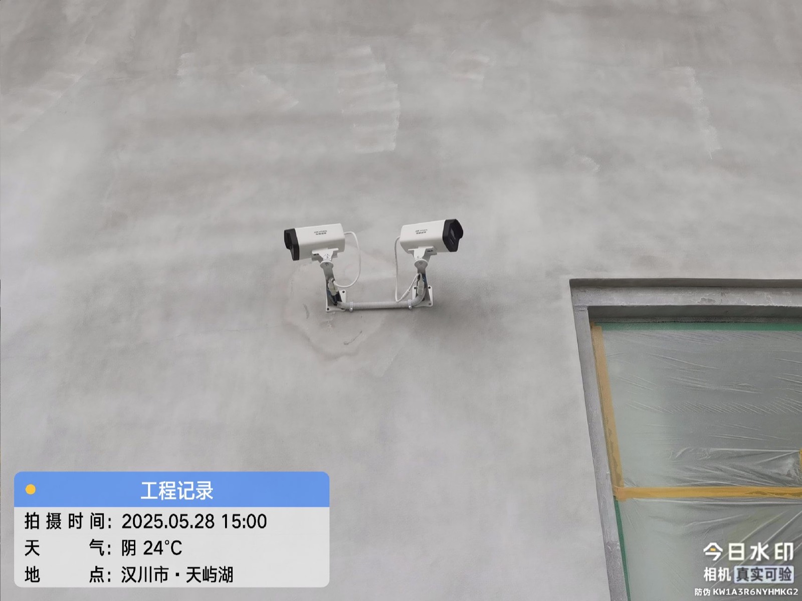 外墙窗边并排装着两台枪式摄像机。