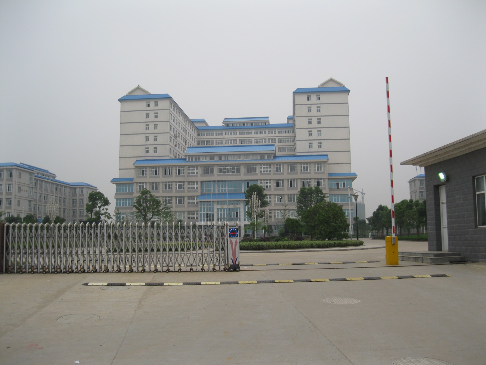 校园出入口，道闸后面是教学楼