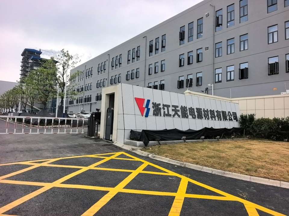 园区大门，道闸和门岗已经装上。
